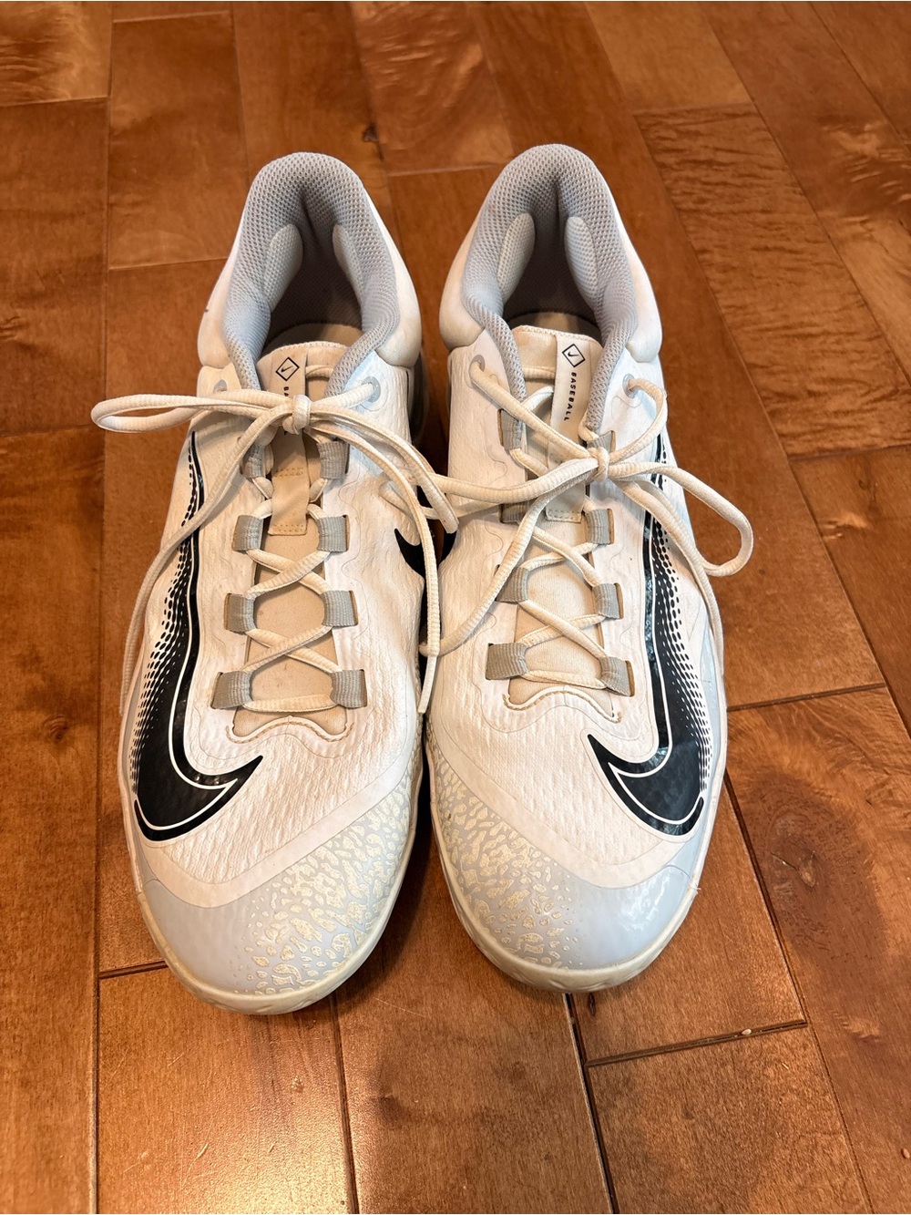 Nike Men’s White and Black Baseball Cleats